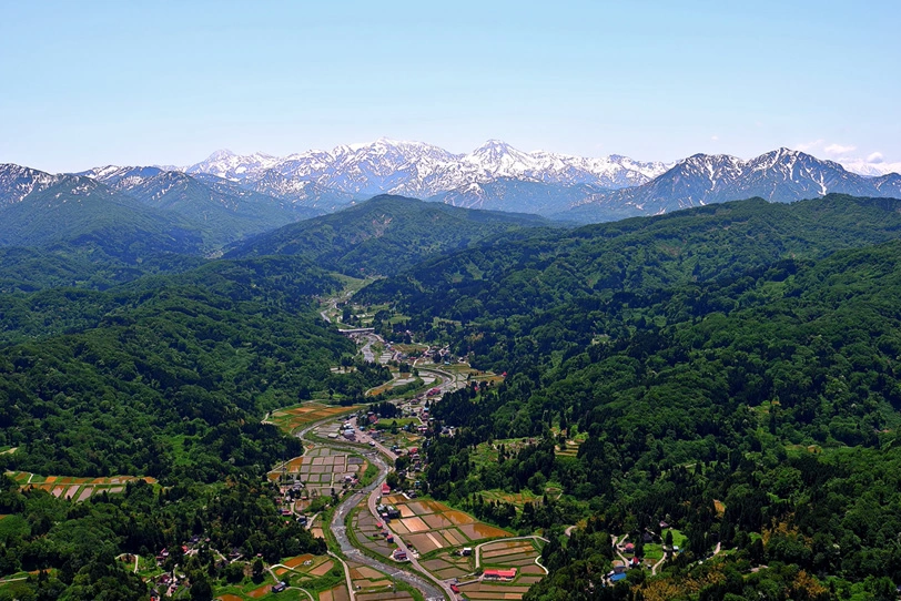 森林が国土の70%を占める日本。よく見かける山間の町。