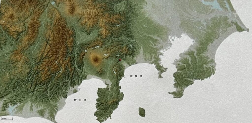 地方図、引用川だけ地形地図。赤丸は「和乃森やまきた」写真左側には、富士山がくっきりと。