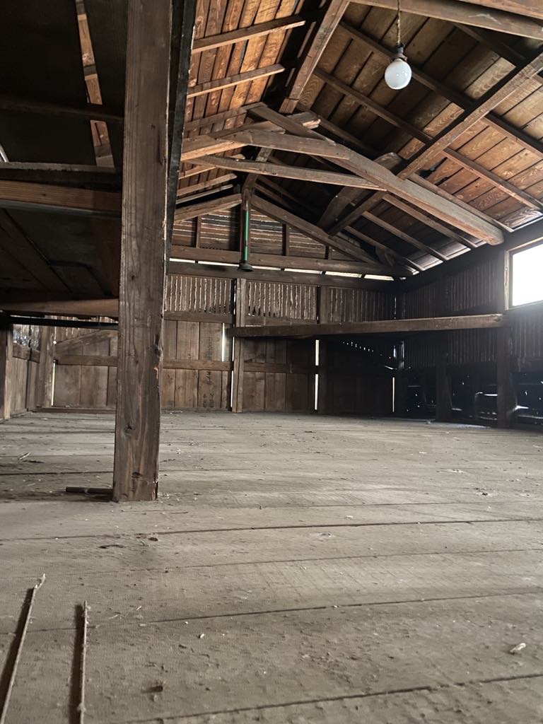 和乃森やまきたの敷地にある、古い倉庫の2階。蚕部屋なので、とても温かい空間です。